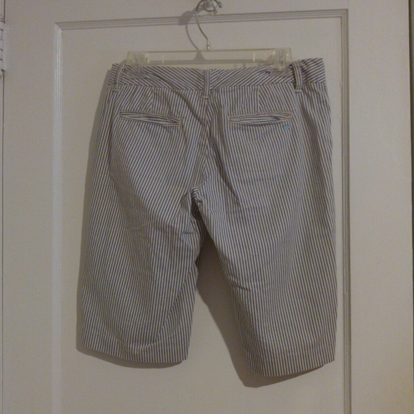 AEO White w/ Navy Stripes Bermuda Shorts Size 4 - Picture 2 of 7